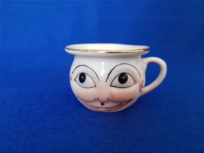 Xícara face com olhos 6 cm diâmetro porcelana Pedreira