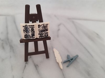Playmobil, cavalete, um livro, pena de escrever, medidor
