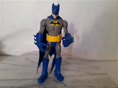 Figura de ação articulada do Batman de capa azul DC comics. 15 cm  Mattel 2011  R$ 30,00