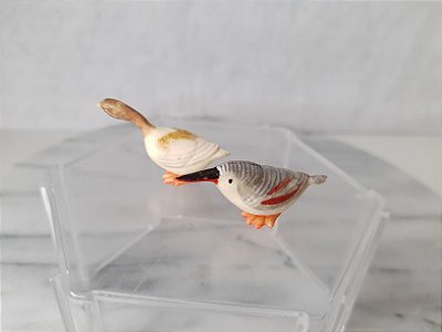 Miniatura de  passarinho de bico fino e longo vermelho /preto 4cm  e pato de cabeça marrom 6cm