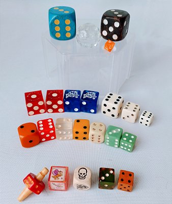 Lote de  23 dados variados e repetidos , usados