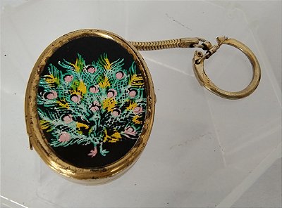 Provável anos 60, Chaveiro Caixa musical a corda Sankyo antigo Japão ,com pavão colorido  4,5 x3,5 x 1.5 cm