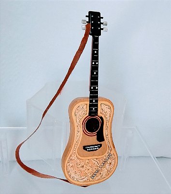 Violao acústico de madeira 16 cm total do boneco Elvis Presley de 30 cm da Hasbro 1993