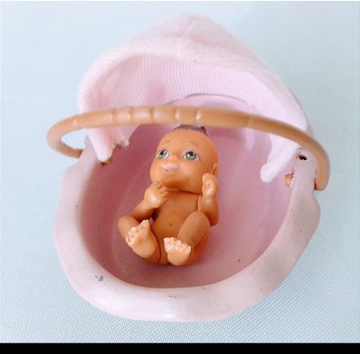 Bebe menina morena 5 cm  no moises 9 cm, coleção Baby in my pocket