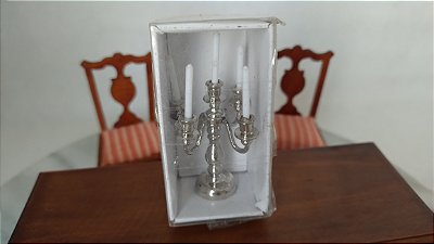 Miniatura madeira mesa retangular e 4 cadeiras 15 cm, 6 e 5,5 cm e castiçal , para casa de boneca col. De Agostini