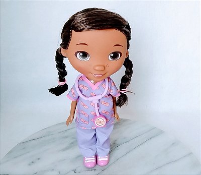 Boneca Dra Brinquedos Dra Mcstuffins Disney c/estetoscópio 22 cm