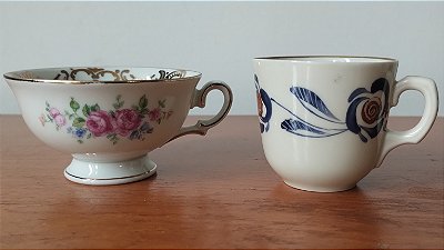 2 xicaras de porcelana decorativas polonesas Kpm  floral 3 cm altura 7,8 cm diâmetro, outra detalhes azuis 4 cm altura 5,5 cm diâmetro