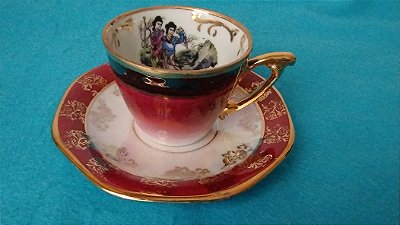Xicara de porcelana decorativa com ilustração no Interior 5 cm de altura 5,5 cm diâmetro, pires porcellana  Maua