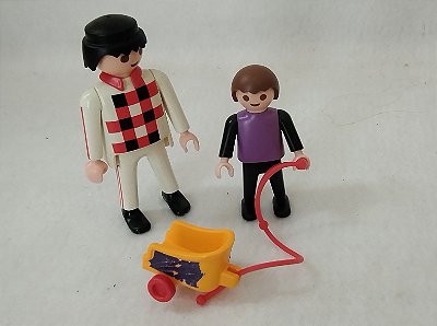 Playmobil, pai e filho puxando uma biga romana