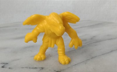 Miniatura anos 90 de monster in my pocket Tengu amarelo, usado