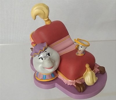 Miniatura Disney cachorro Sultão tornado descanso de pés, de A Bela e a Fera, 7 cm de comprimento e 5,5 cm de altura