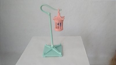 Miniatura Disney anos 90 do grilo da sorte Gri-li (2 cm) da Mulan na gaiola.no pedestal  10 cm de altura