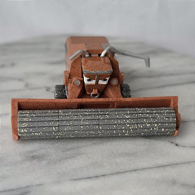 Colheitadeira de plástico e metal Frank do Carros 2 Disney Mattel 2017, 11 cm comprimento, 7 cm de altura 13 cm largura(rolo)