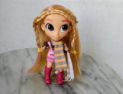 Boneca  articulada Hairdorable série 3 mountain Kat da Just Play 12 cm