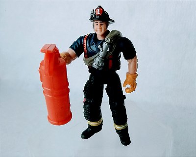 Bombeiro articulado segurando um extintor vermelho.marca Chap Mei, 10 cm