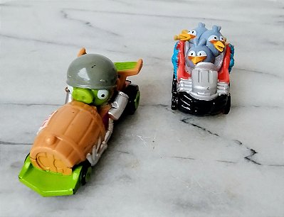 Angry birds kart Rovio 2013 , 1 de porco de capacete e outro de 3 pássaros