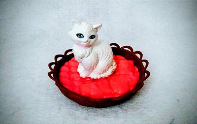 Miniatura de vinil gata branca , pet da Barbie, no cestinho marrom  cor de rosa, Mattel