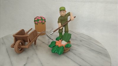 Boneco jardineiro da colecao Animais da fazenda, de Agostini 2014