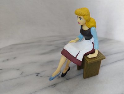 Miniatura Disney Bully, pintada a mão , Cinderela sentada experimentando sapato, 9.cm