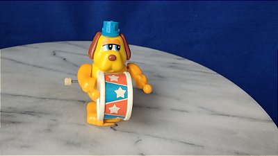 Anos 70, macaquinho da banda toca bumbo e anda , marca Tomy, 5 cm