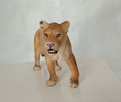 Miniatura de vinil Schleich de 2006, leoa caminhando, 12x6 cm