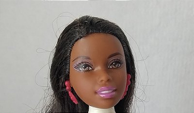 Cabeca de Barbie negra de brincos vermelhos, Mattel