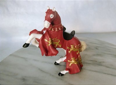 Miniatura de vinil Papo 2005 de cavalo medieval vermelho com leões do Rei Richard