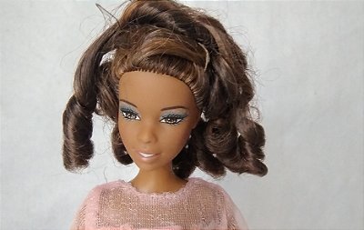 Barbie negra cabelos encaracolados de jeans e blusa rosa, mãos danificadas