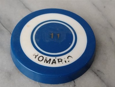 Futebol de botão azul e branco escrito Romário 11 e numero 14 por tras, 5 cm de diâmetro
