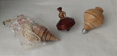 Piões de madeira, 3 variados