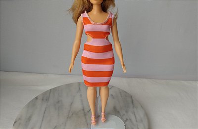 Vestido somente para Barbie fashionistas #105 curvy negra, Mattel 2019