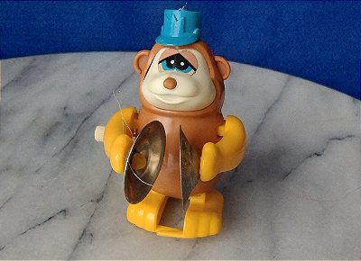 Anos 70, macaquinho da banda toca pratos e anda , marca Tomy, 5 cm