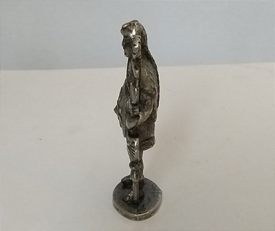 Miniatura de metal, estanho, de soldado romano, porta estandarte com pele de lobo, coleção Kinder ,anos 80, 4 cm