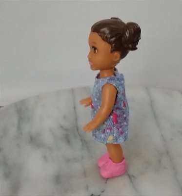Boneca menina morena aluna da Barbie professora de arte Mattel 2020 - 11 cm