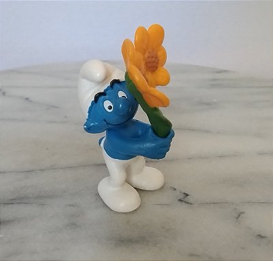 Smurf "Thank you" segurando flores amarelas, Peyo/Schleich 2012, 5 cm