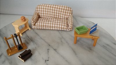 Sylvanian families, móveis para sala de estar ,incluindo sofá xadrez marrom