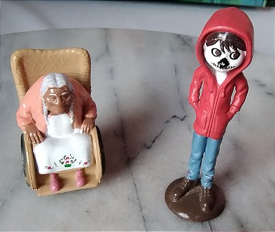 Miniatura Disney / Pixar de mama Coco 4,5 cm e Miguel Rivera 7 cm do filme Coco