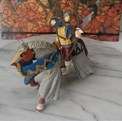 Figura de vinil Papo arqueiro medieval 9 cm montado no cavalo com armadura, 15 cm x 10 cm