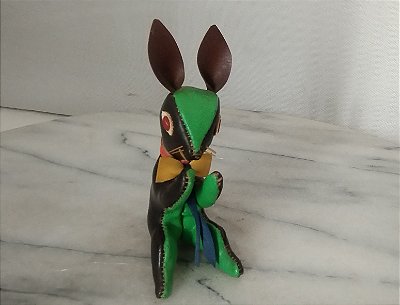 Coelho aparentemente artesanal multicolorido similar dos anos 50, sem marca, 8 cm