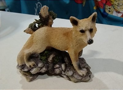 Estatueta de resina sem marca de raposa , 12 cm de comprimento 9 cm de altura no