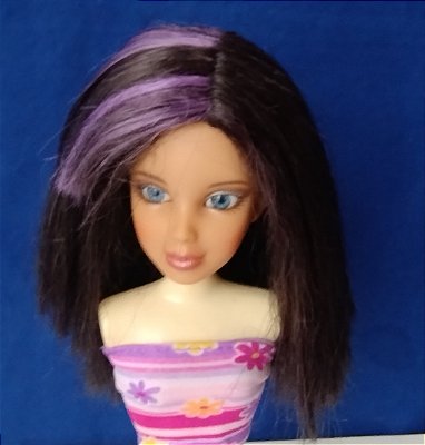 Peruca com cabelo escuro com fios Roxo da boneca Liv Spin Master