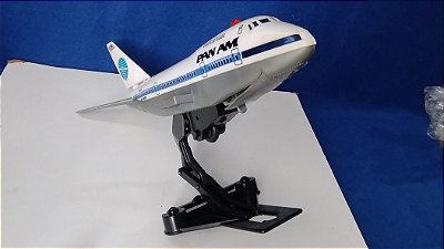 Avião de plástico Pan Am (extinta) com base , operação eletronica de ruido e simular decolagem nao funciona)