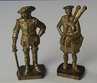 Miniatura de metal kinder ovo anos 90 , mosqueteiro e soldado escoces , 4 cm