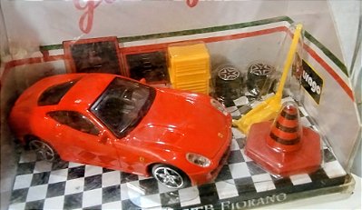 Ferrari 599 GTB Fiorano de 8 cm, marca Burago, coleção Race and Play, na embalagem.parcial