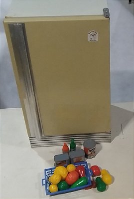 Antiga geladeira de lata bege Banesa 30x18x17 cm