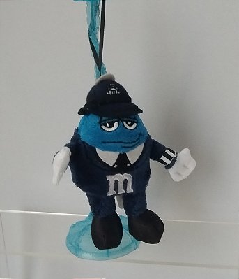 Chaveiro de Pelúcia M&M de Policial londrino 15 cm
