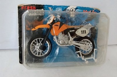 Miniatura moto de trilha ktm 520 SX #111 escala 1;18 , cor laranja da Maisto, nova, lacrada