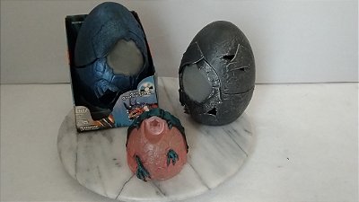 Mega bloks dragons metal ages ,somente ovos do dragão ,16 cm de altura e 11 cm de diâmetro, 2 inteiros e outro metade