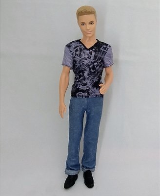 Boneco ken louro cabelo pintado roupa aleatória de outro Ken Mattel