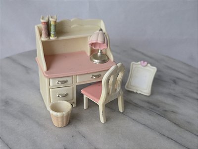 Sylvanian Famílias, Escrivaninha,livros, cadeira, abajur, cesto de lixo,porta retrato